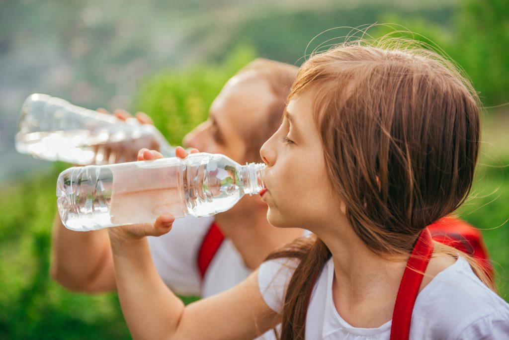Niña bebiendo agua
